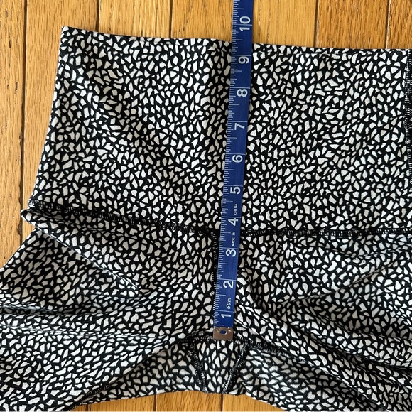 Lululemon Wunder Under Crop (Hi-Rise) Miss Mosaic Black size 4 - Picture 10 of 15